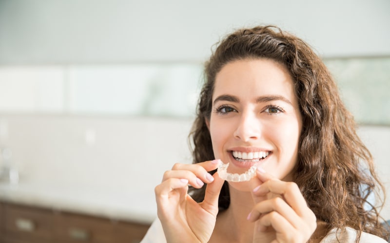 free-photo_portrait-beautiful patient holding orthodontic retainers dental